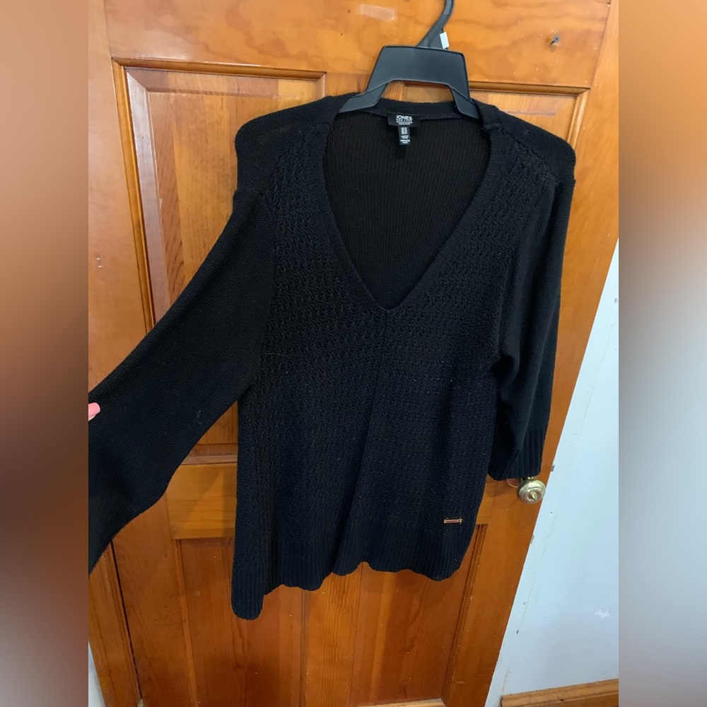 Women’s Jones New York v neck sweater. All black. Size 1X.